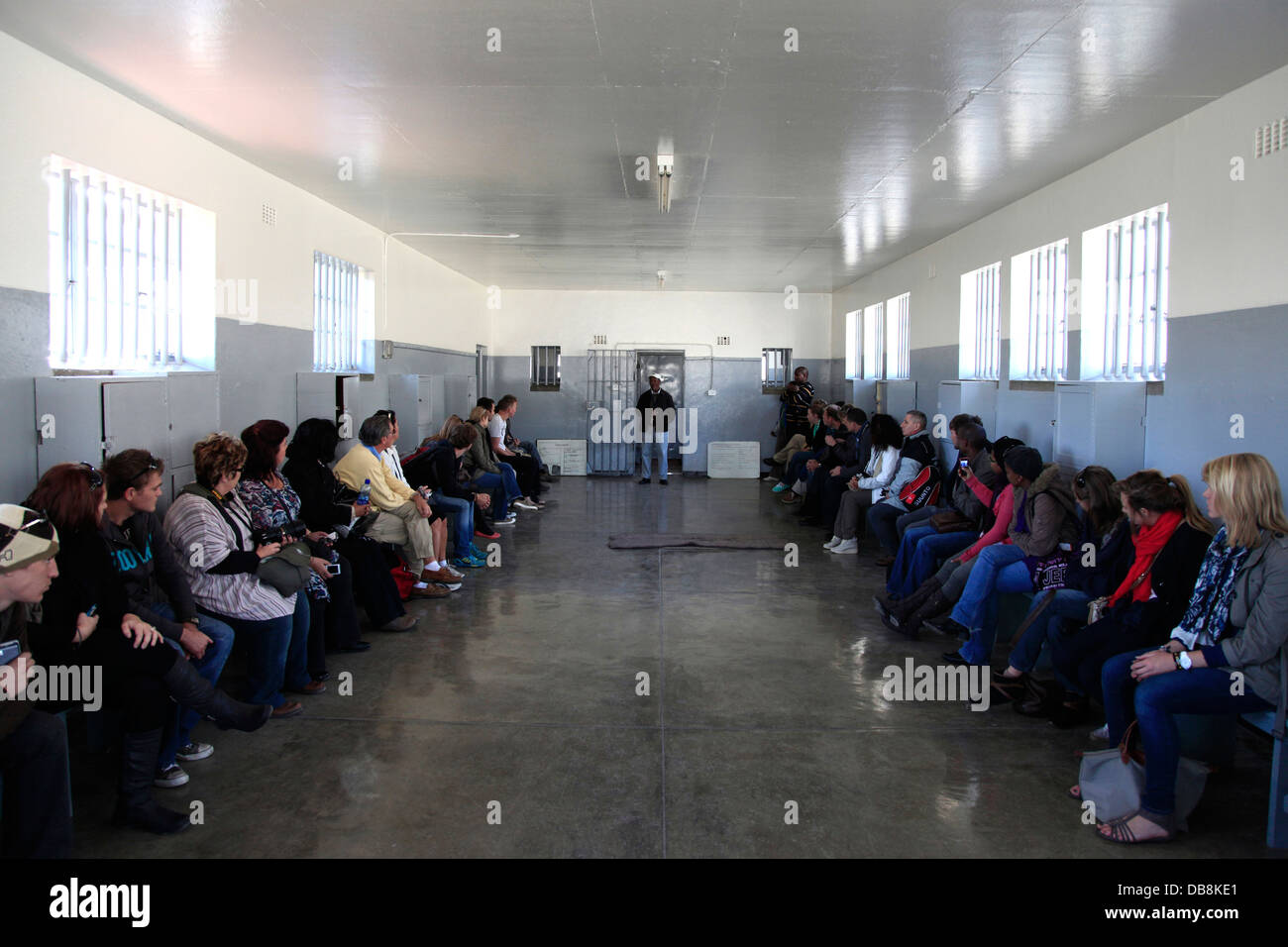 Ex-politischer Gefangener erklären, Touristen, wie das Gefängnis zur Arbeit, Robben Island, Cape Town Stockfoto