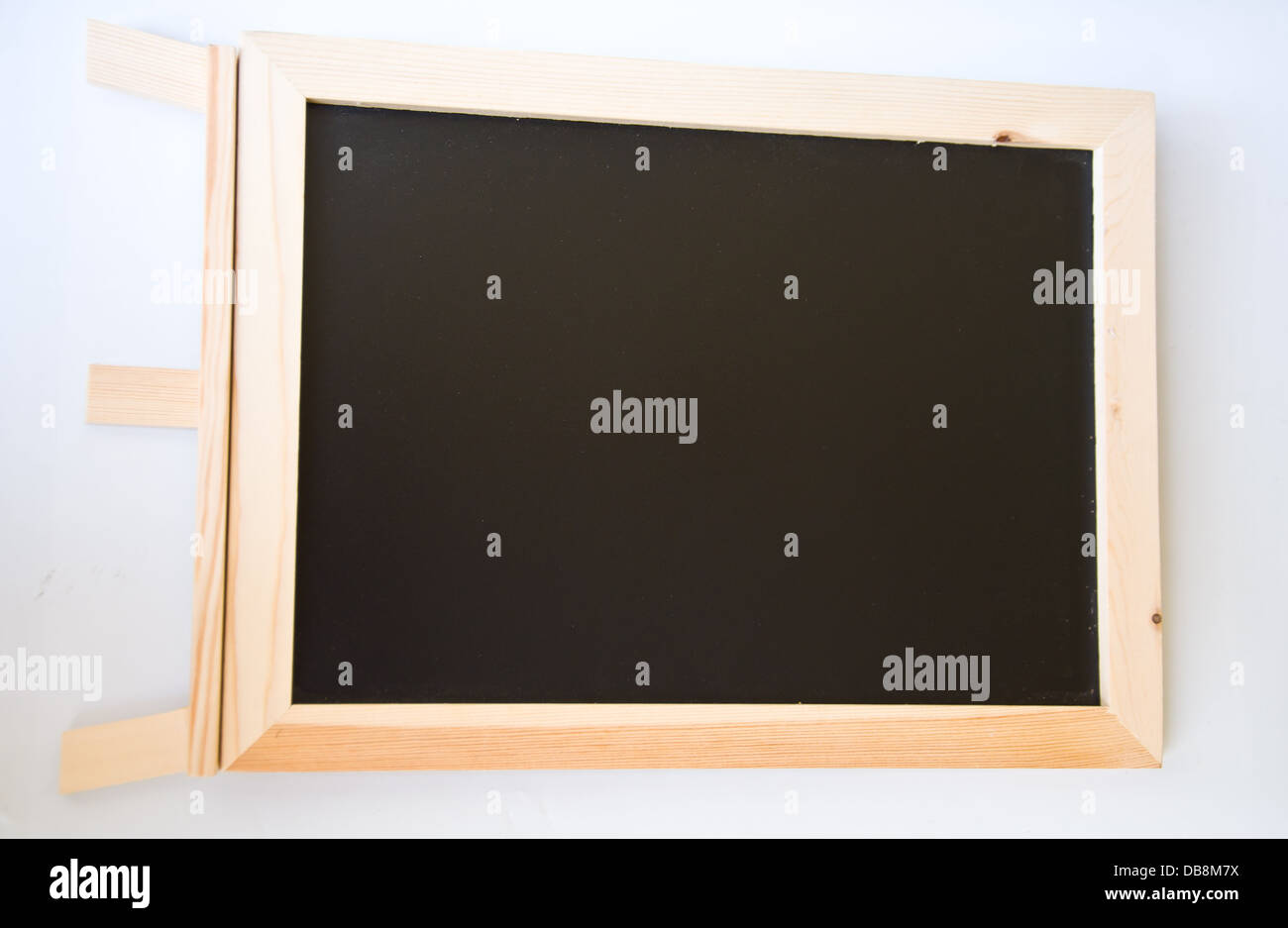 Tafel aus Holz auf weißem Hintergrund Stockfoto