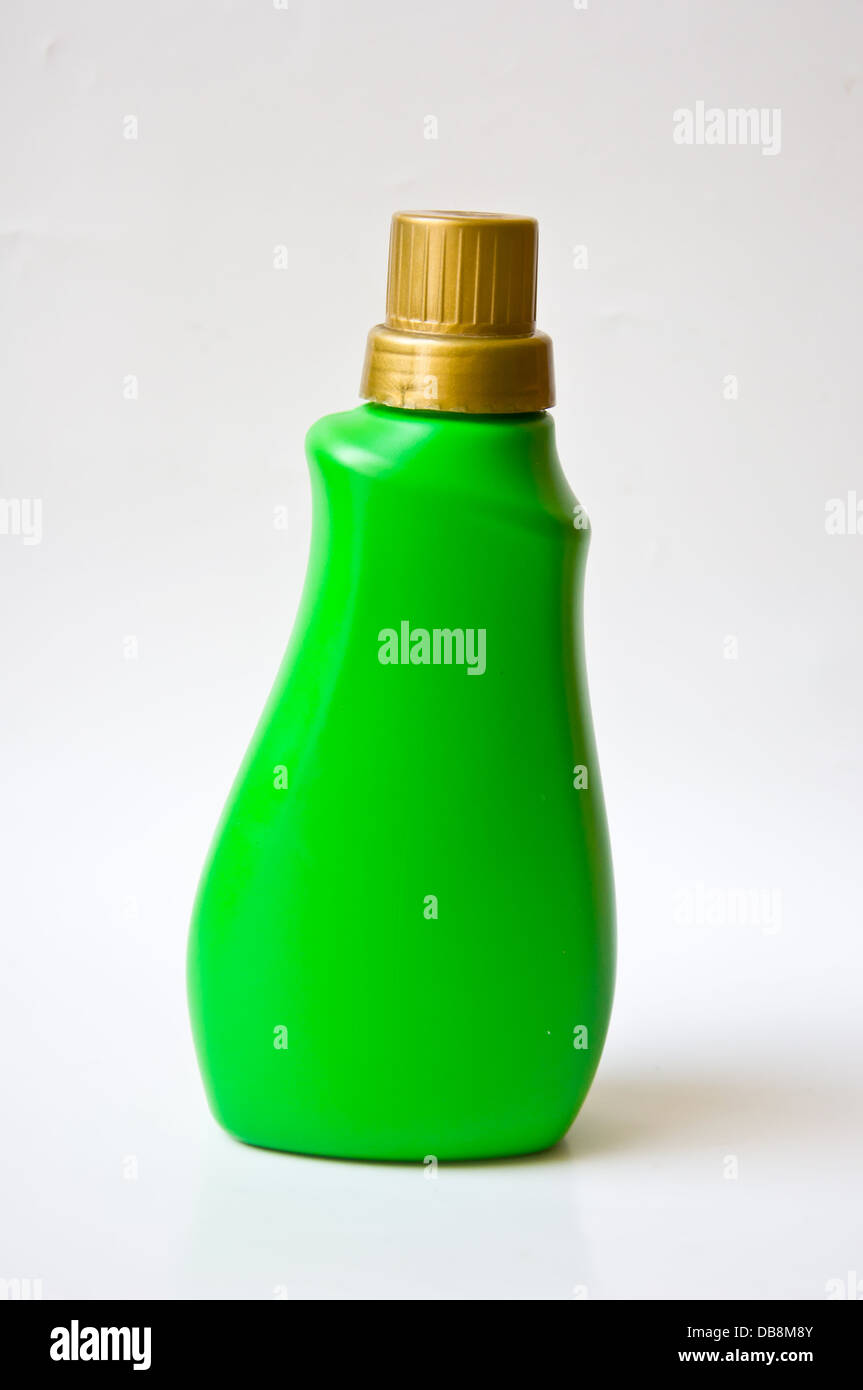 grüne Flasche auf weißem Hintergrund Stockfoto