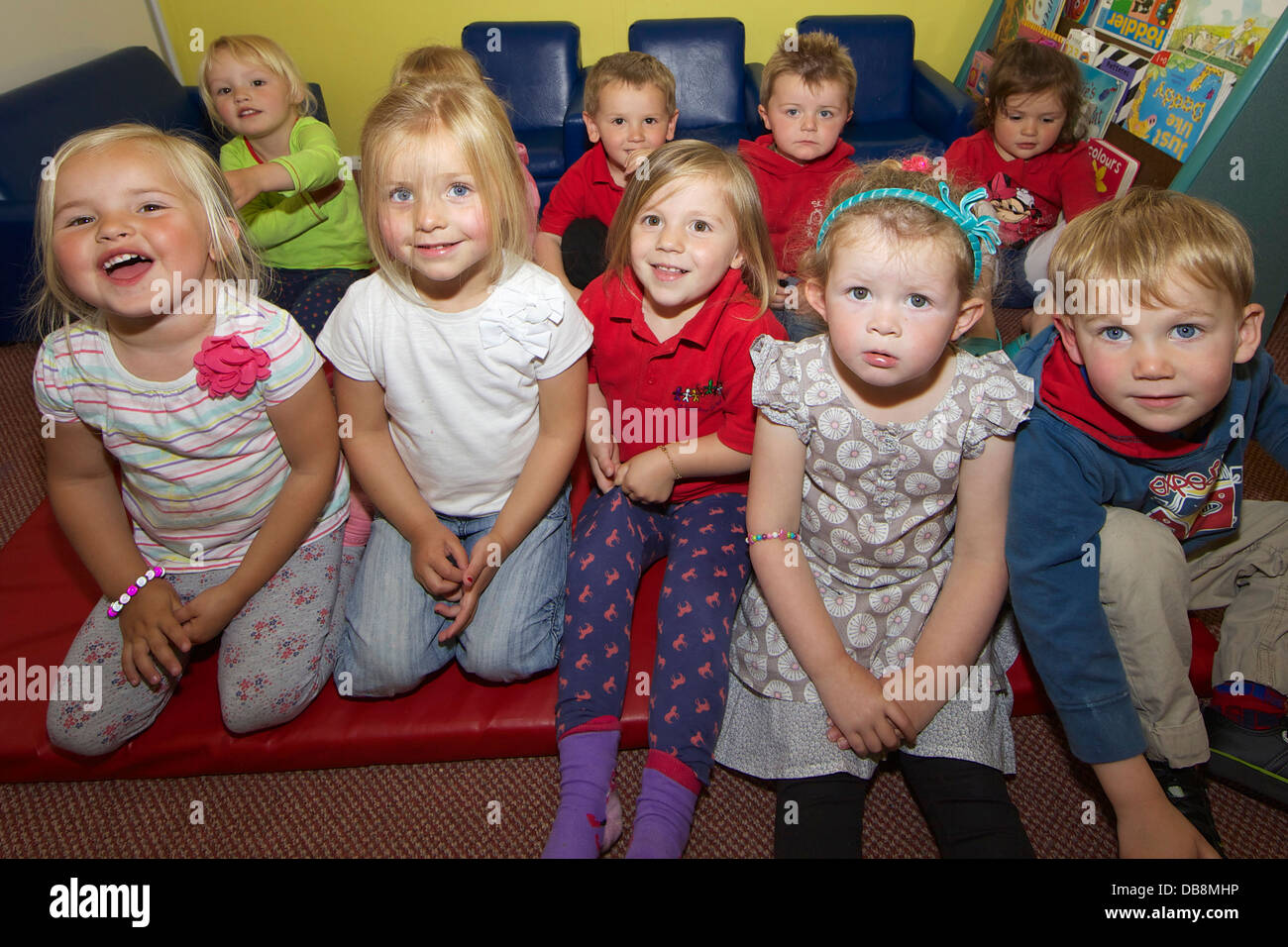 Kinder im Bereich "Elfe" "" im Alter von 2 bis 3 Jahre, lieben ihre Vorschul-Sessions am St Eval Pre School, nr St Columb Cornwall Stockfoto