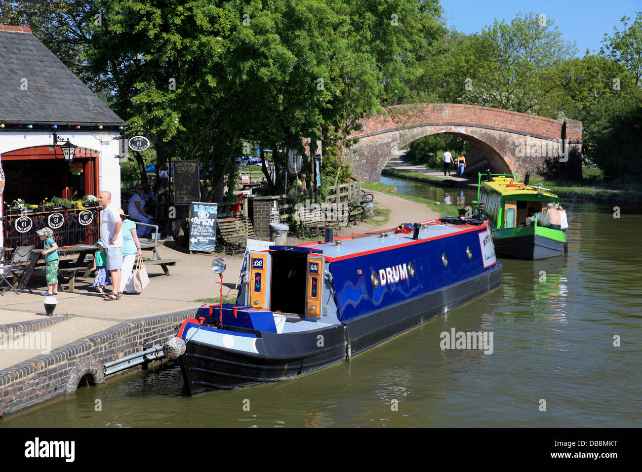 Ein Narrowboat festgemacht an der Unterseite der Foxton sperren am Grand Union Canal, größte Flug der Treppe Kanalschleusen in England Stockfoto