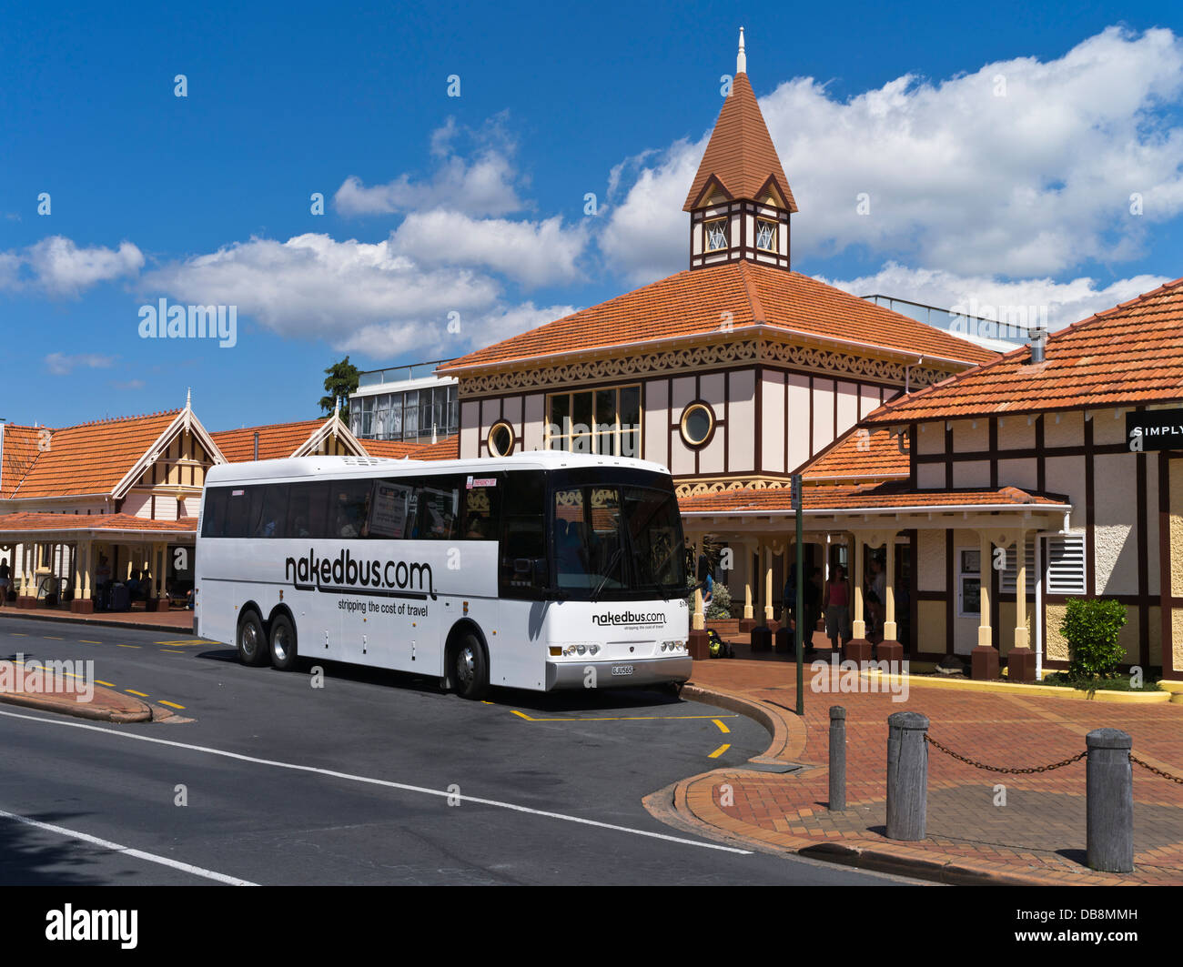 dh Rotorua Busbahnhof ROTORUA NEUSEELAND Nakedbus Intercity Low Kosten Singledecker Bus Nordinsel Reise Transport Terminal Busse Stockfoto