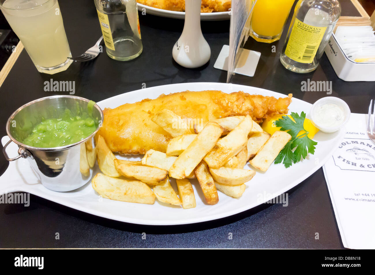 Exzellente Fish & Chips in Colmans berühmten Fischrestaurant in South Shields Stockfoto