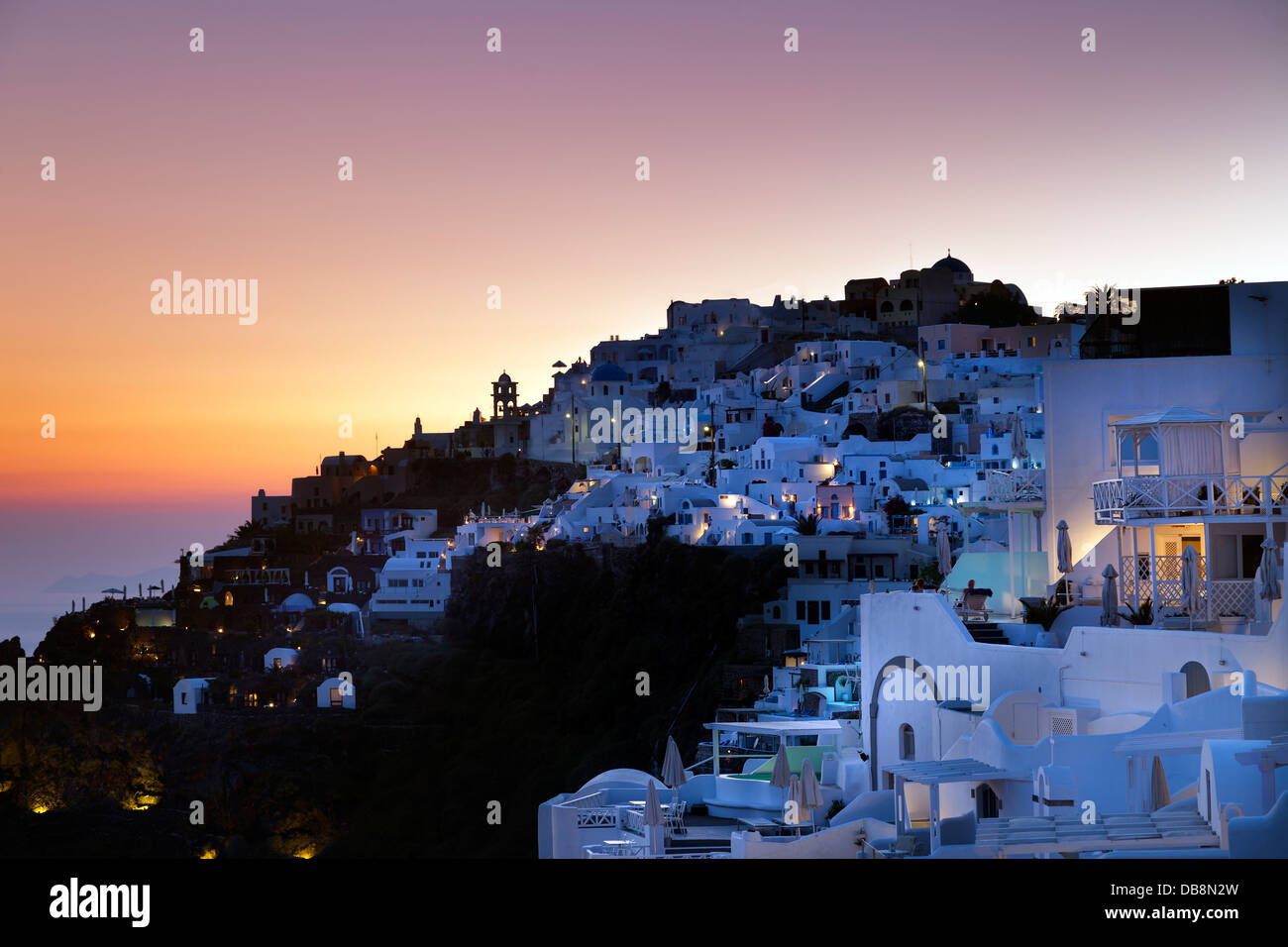 Santorini Nachtansicht. Luxus-Resort. Stockfoto