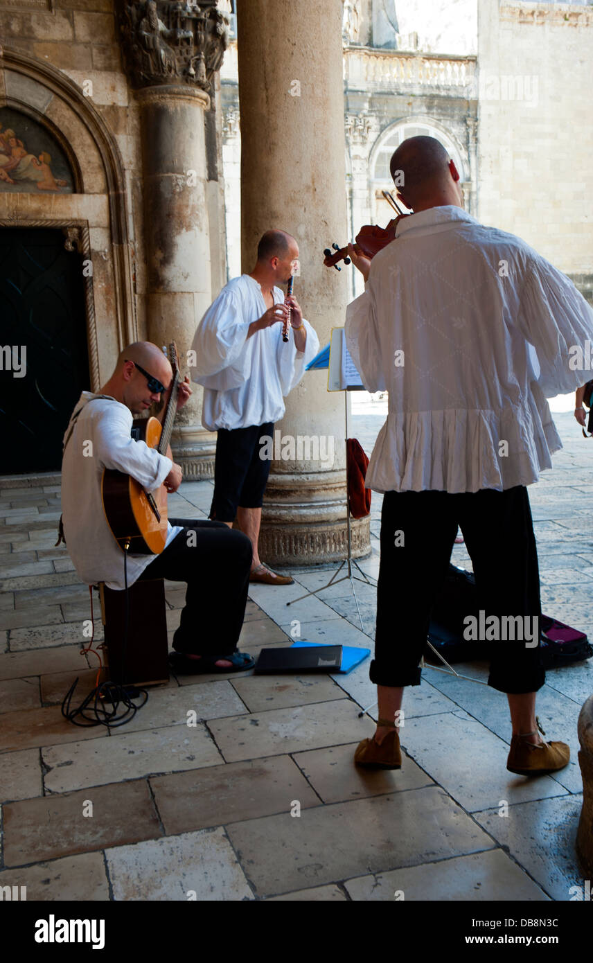Straßenmusikanten in historischen mittelalterlichen Kostümen, Altstadt, Dubrovnik. Kroatien. Stockfoto