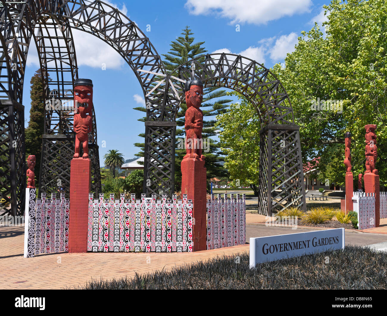 dh Government Gardens ROTORUA NEW ZEALAND Eingang zum öffentlichen Park Paepaekulana maori Carvings Culture Carving Stockfoto