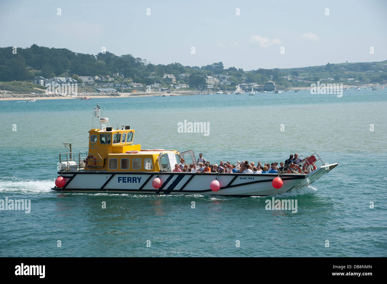 Schwarze Tor II Passagierfähre im Gange auf der Mündung des Flusses Camel in Padstow. In dem Hintergrund Küstenort Rock Cornwall UK Stockfoto