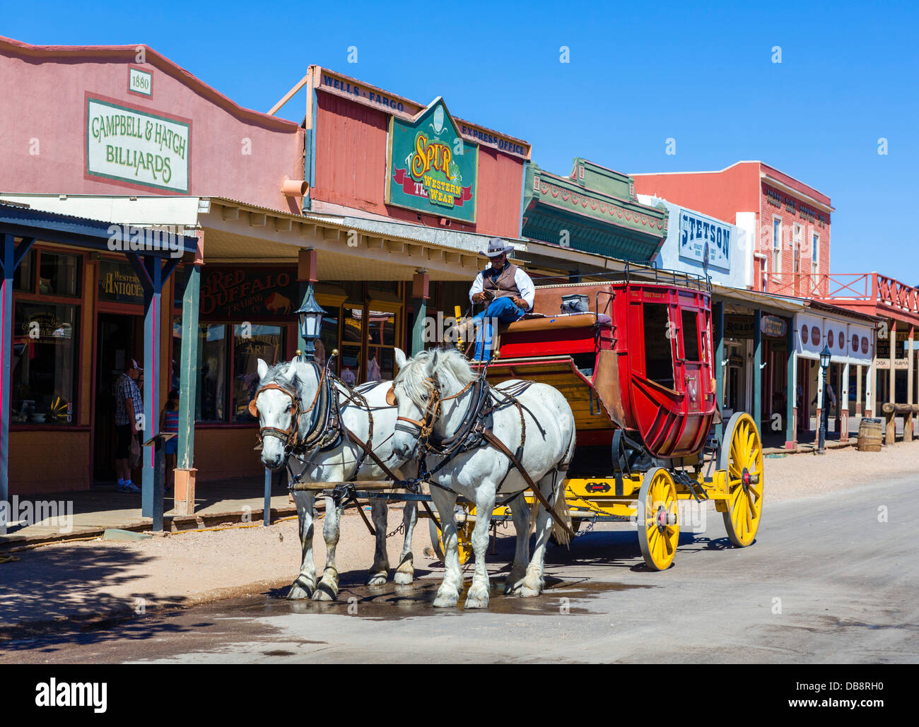 Postkutsche fahren auf Osten Allen Street, Tombstone, Arizona, USA Stockfoto