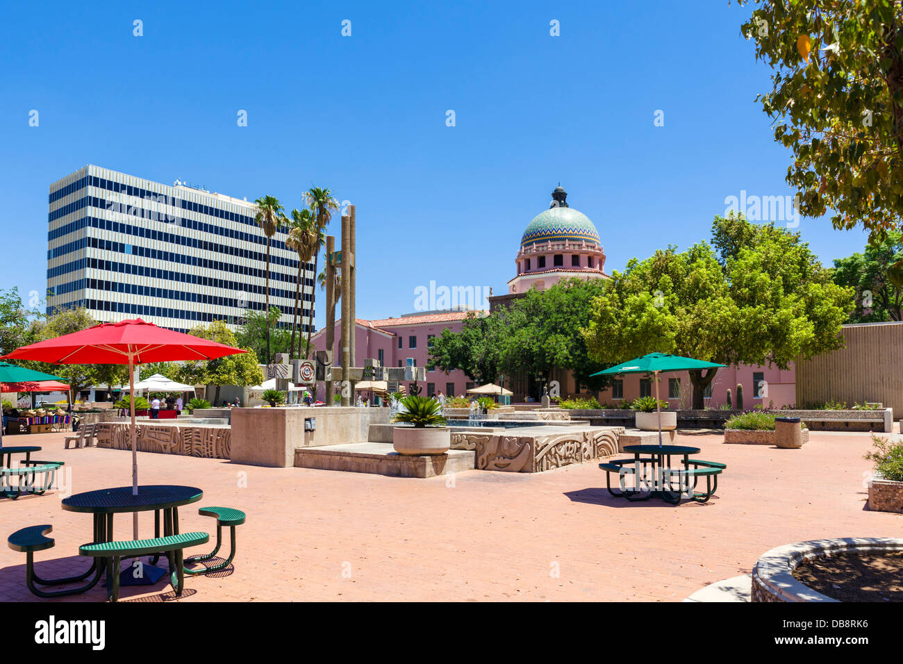 El Presidio Park mit Blick auf Pima County Courthouse in der Innenstadt von Tucson, Arizona, USA Stockfoto