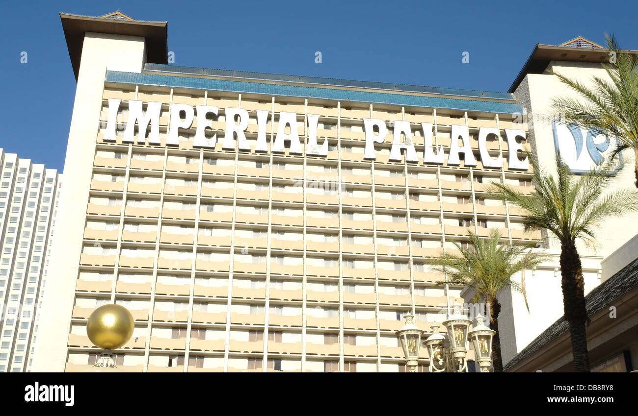 Blauer Himmel anzeigen Imperial Palace Hotel Casino erhebt sich über grüne Palmen und golden Orb, Las Vegas Strip, USA Stockfoto