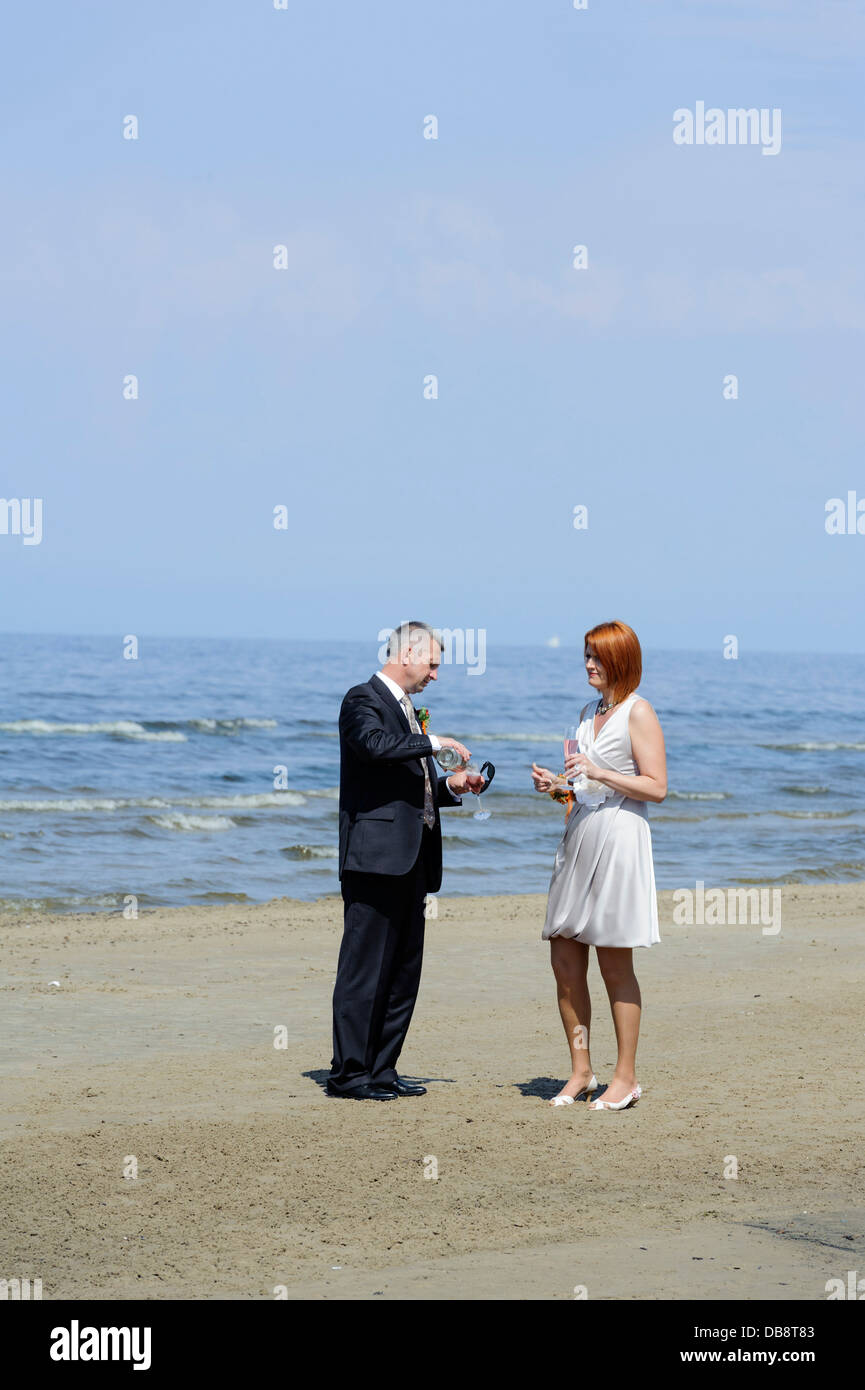 Brautpaar am Strand von Jurmala-Majori, Lettland, Europe Stockfoto