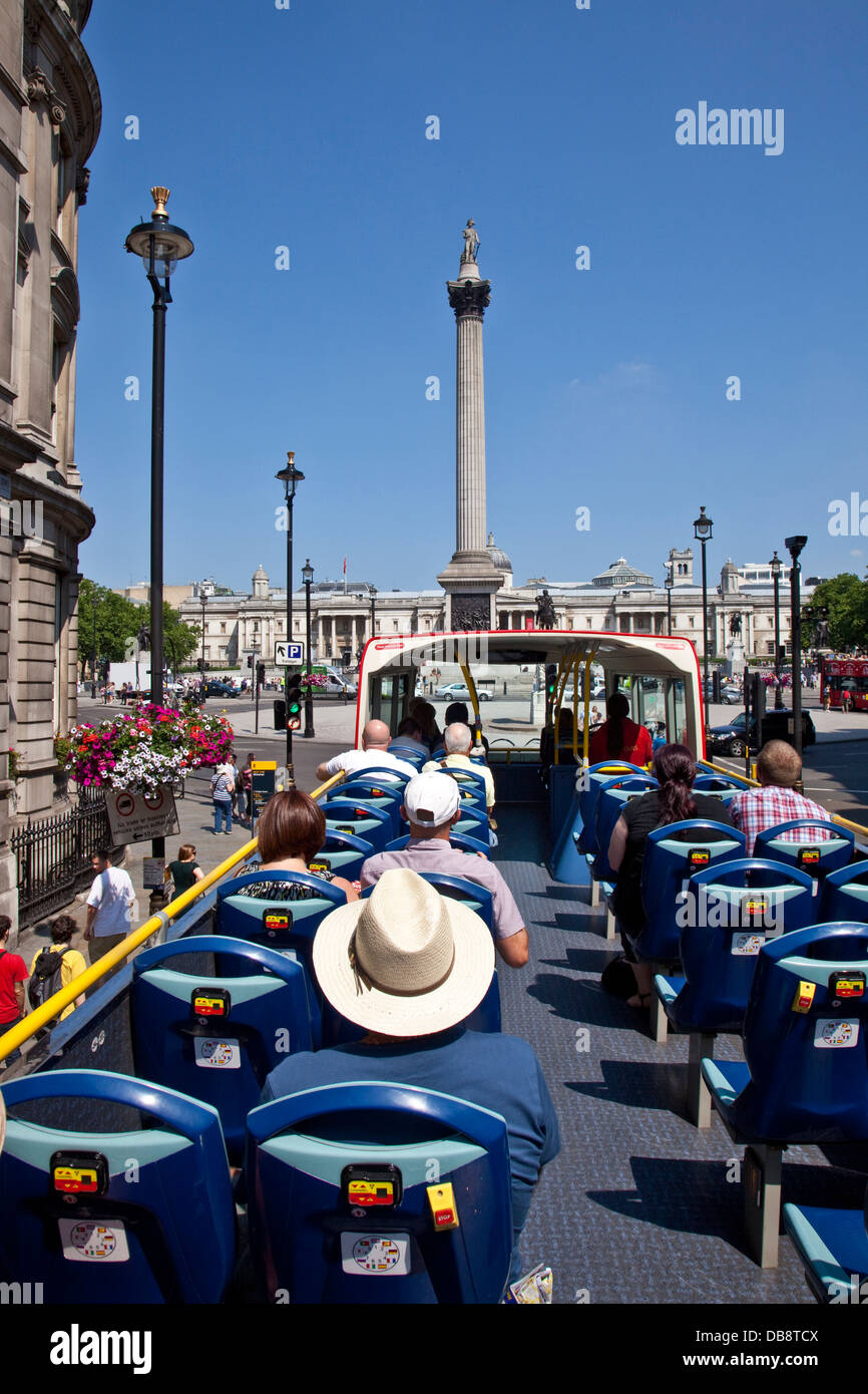 Open Top-London-Tour-Bus nähert sich dem Trafalgar Square, London, England Stockfoto