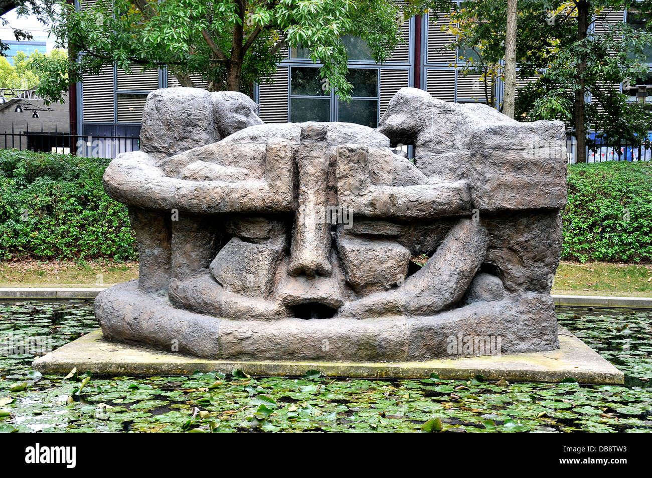 Demeure X moderner aquatischer Skulptur von Etienne Martin in Yitzhak Rabin Park Bercy park Paris Frankreich Stockfoto