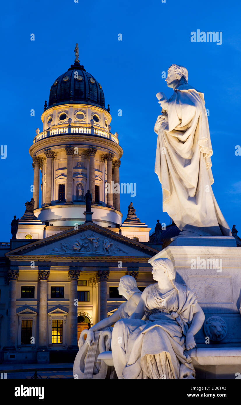 Statue von Friedrich Schiller und Kuppel des Deutscher Dom bei Dämmerung / Dämmerung / Nacht Gendarmenmarkt Mitte Berlin Deutschland Stockfoto