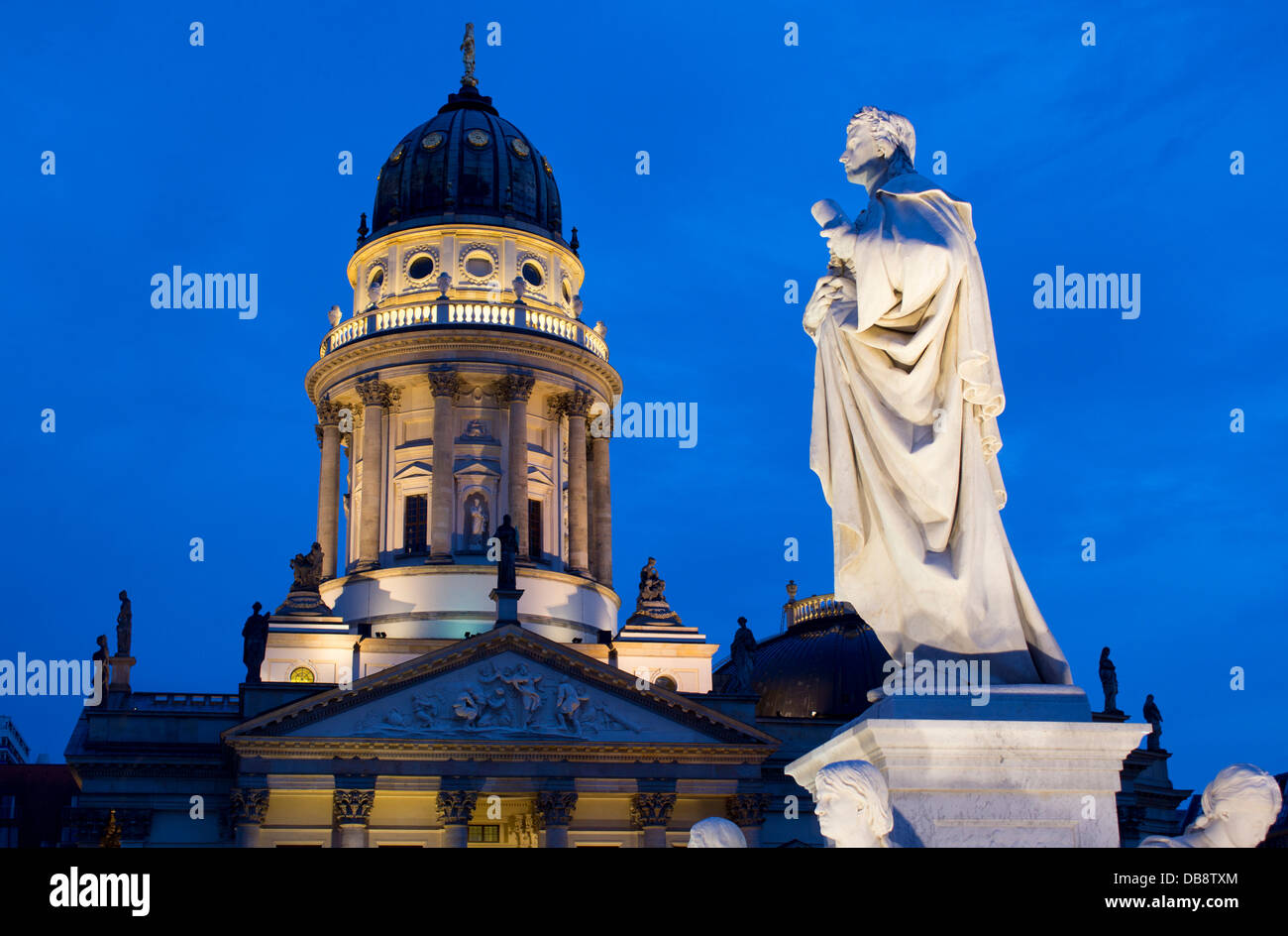 Statue von Friedrich Schiller und Kuppel des Deutscher Dom bei Dämmerung / Dämmerung / Nacht Gendarmenmarkt Mitte Berlin Deutschland Stockfoto
