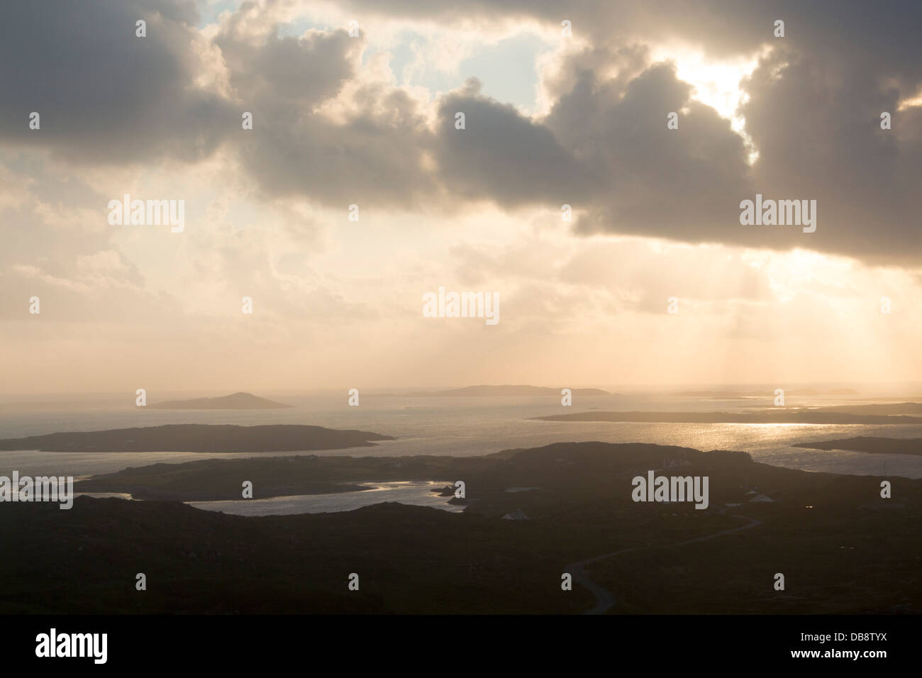 Blick über die Inseln an Connemara Coast von Sky Road in der Nähe von Clifden bei Sonnenuntergang County Galway Irland Irland Stockfoto