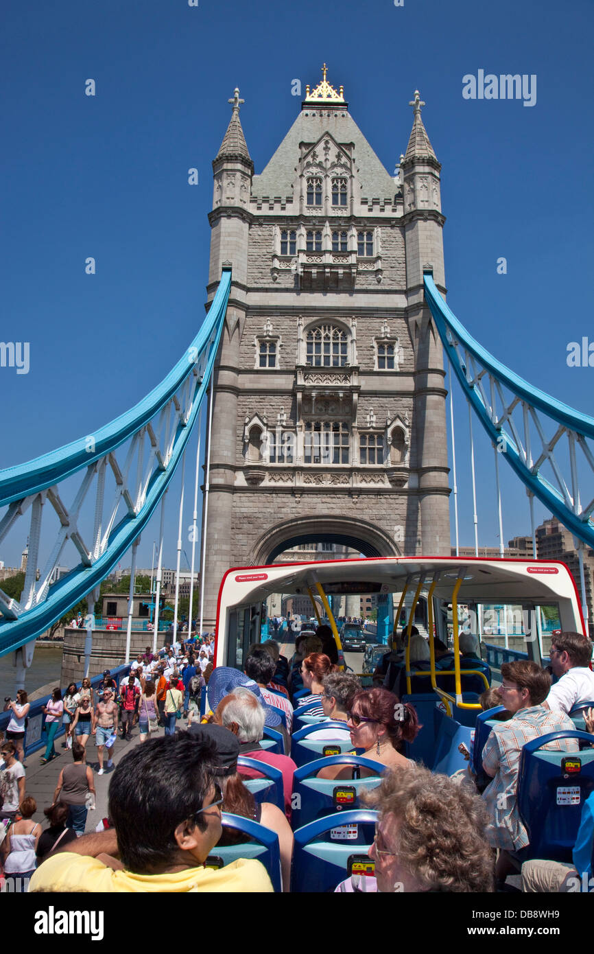 London-Tour-Bus reisen über Tower Bridge, London, England Stockfoto