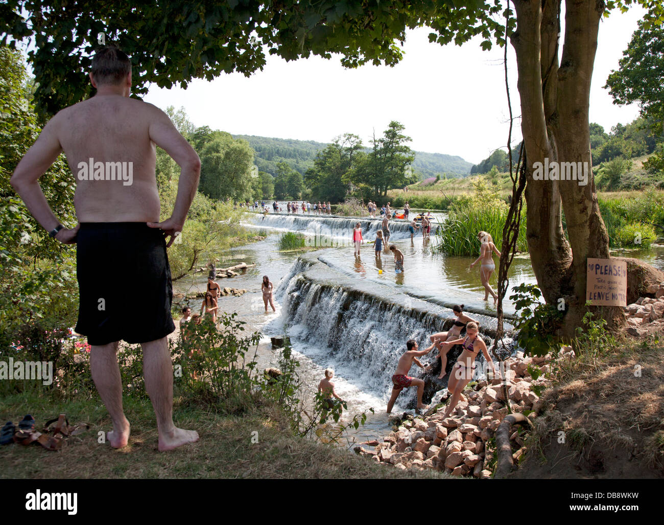 Baden und paddeln beim Warleigh Wehr am Fluss Avon in der Nähe von Bath, Somerset,U.K Stockfoto