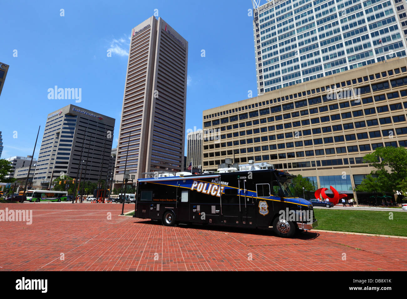 Baltimore Police Technical Assistance Response Unit Truck, Transamerica Tower und Bank of America Gebäude im Hintergrund, Inner Harbor, Baltimore, USA Stockfoto