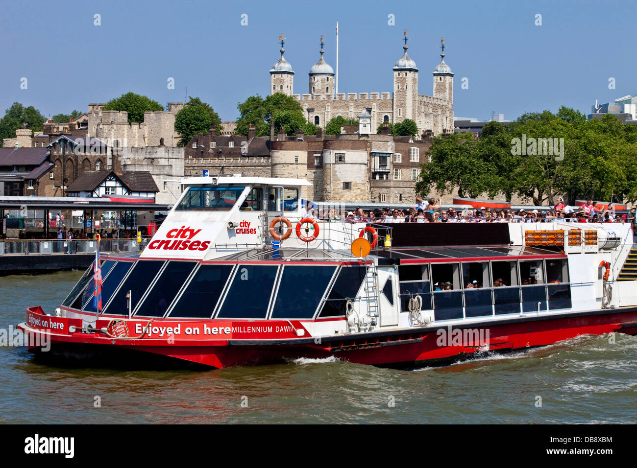 Thames River Cruiser und den Tower of London, London, England Stockfoto