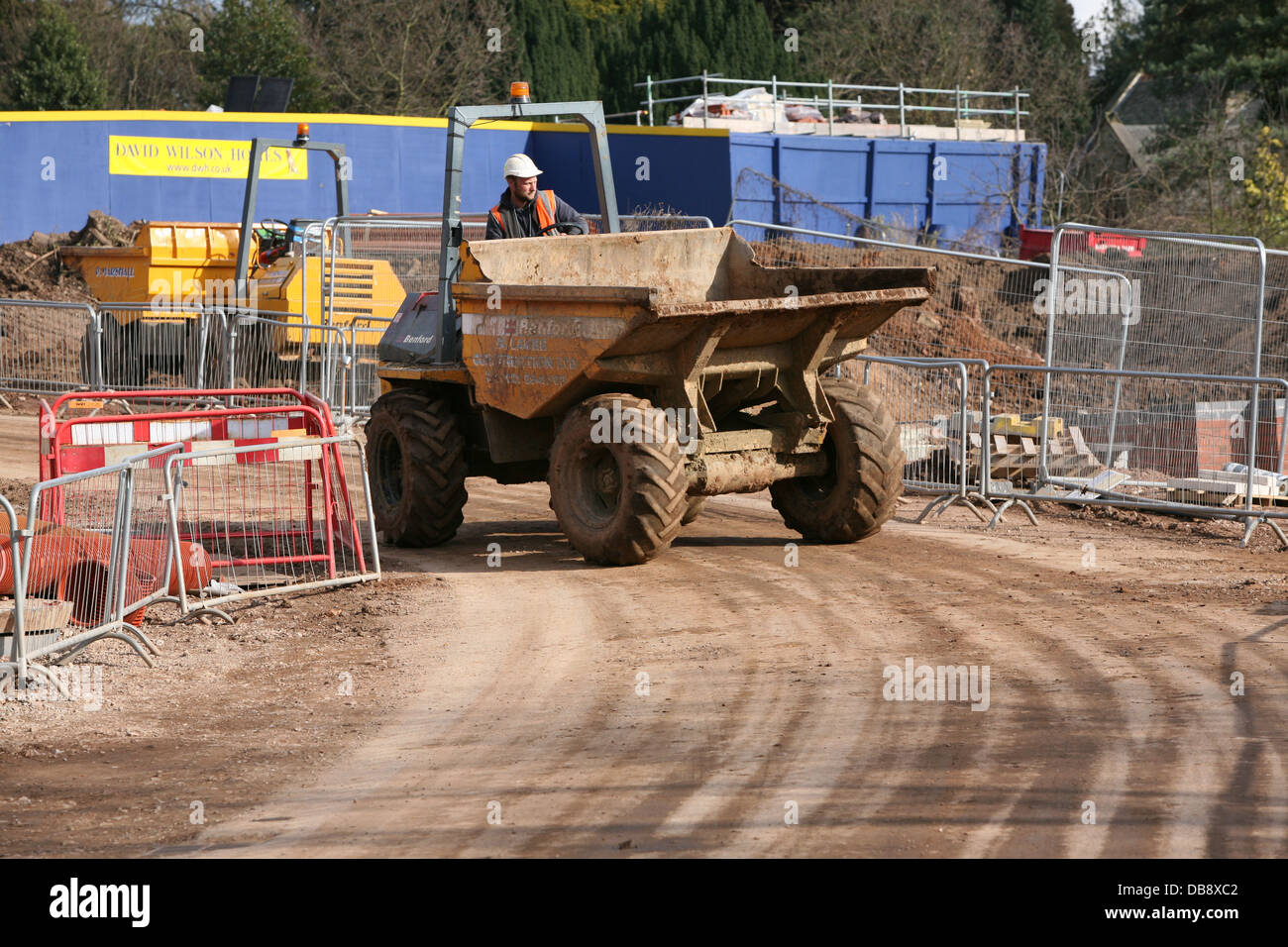 Arbeiten auf einer Baustelle Muldenkipper Stockfoto