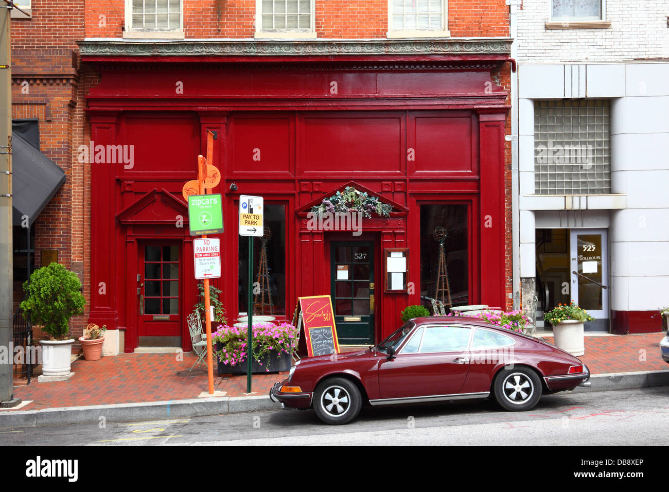 Oldtimer Porsche geparkt vor Sascha es Café auf North Charles Street, Baltimore City, Maryland, USA Stockfoto