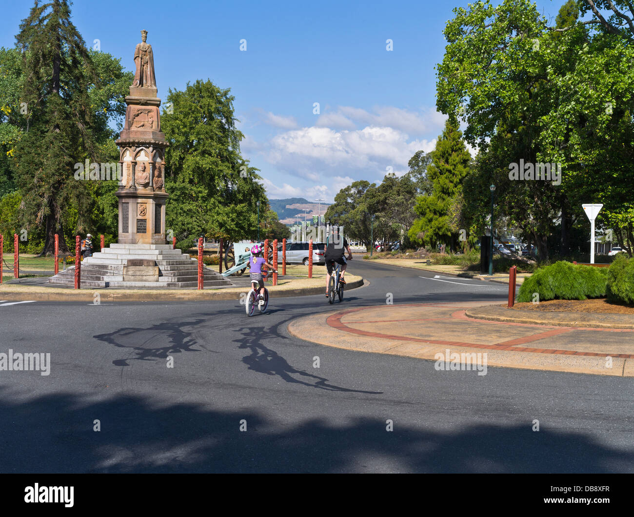 dh Queens fahren ROTORUA Neuseeland Paepaekumana Volkspark Mann und Kind Rennradfahrer Menschen Radfahrer Stockfoto