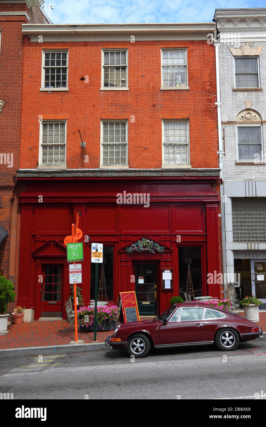 Oldtimer Porsche geparkt vor Sascha es Café auf North Charles Street, Baltimore City, Maryland, USA Stockfoto