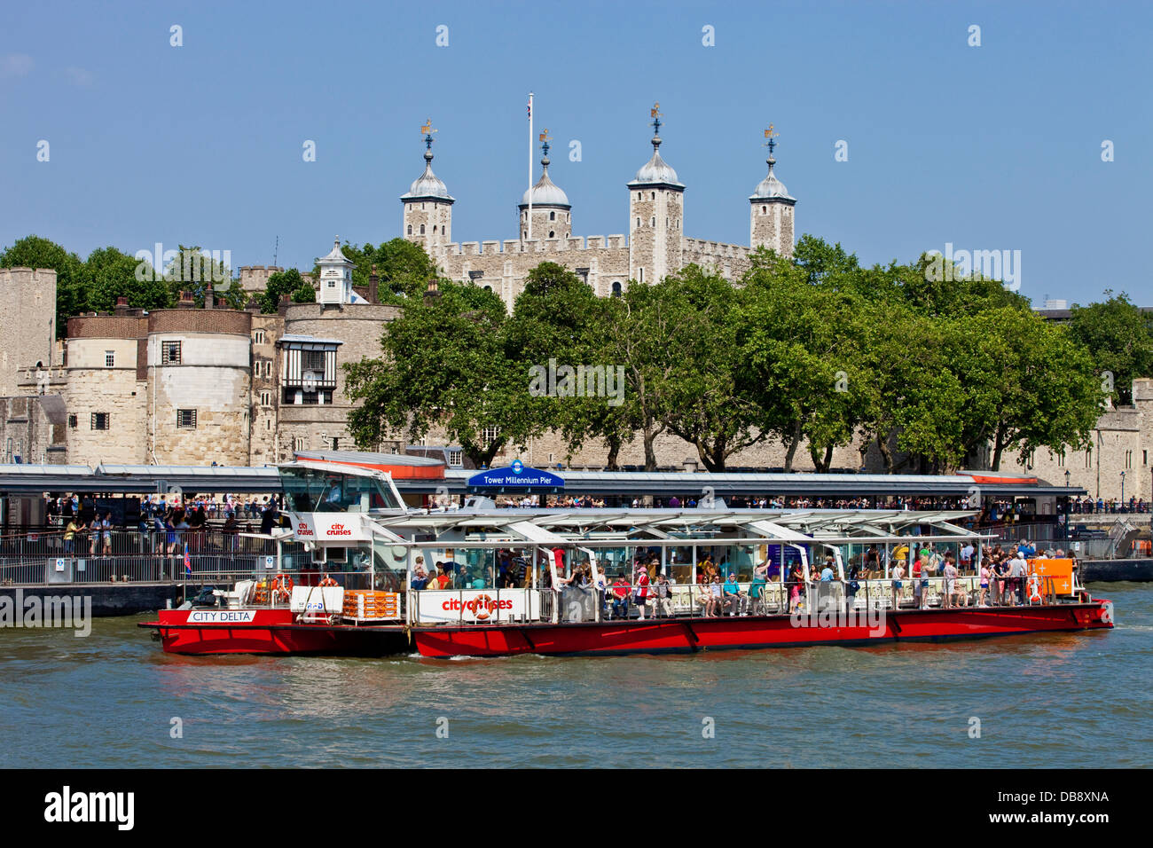 Thames River Cruiser und den Tower of London, London, England Stockfoto