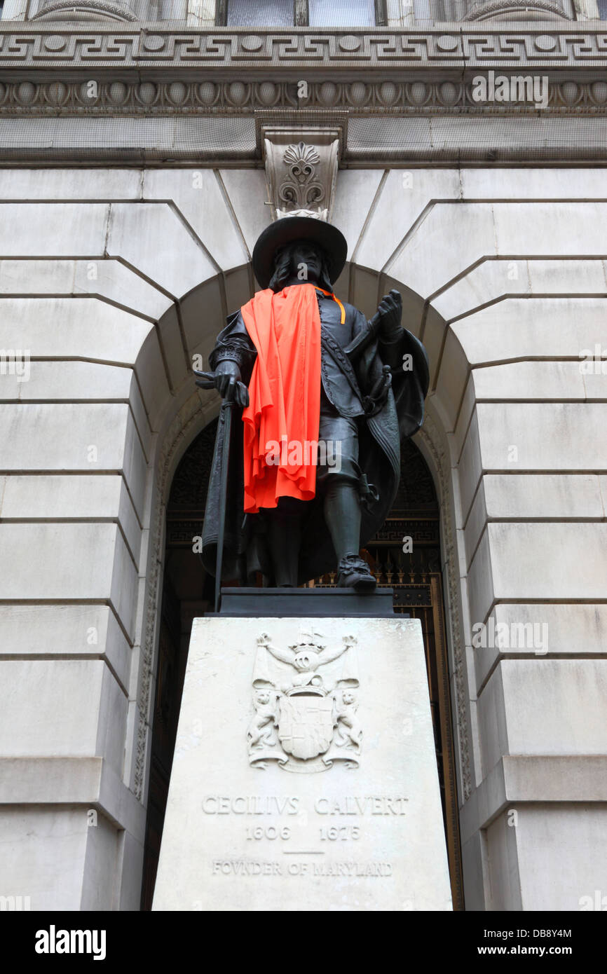 Statue von Cecil Calvert, 2. Baron Baltimore (Gründer von Maryland) vor dem Clarence M. Mitchell Jr Circuit Courthouse Building, Baltimore, USA Stockfoto