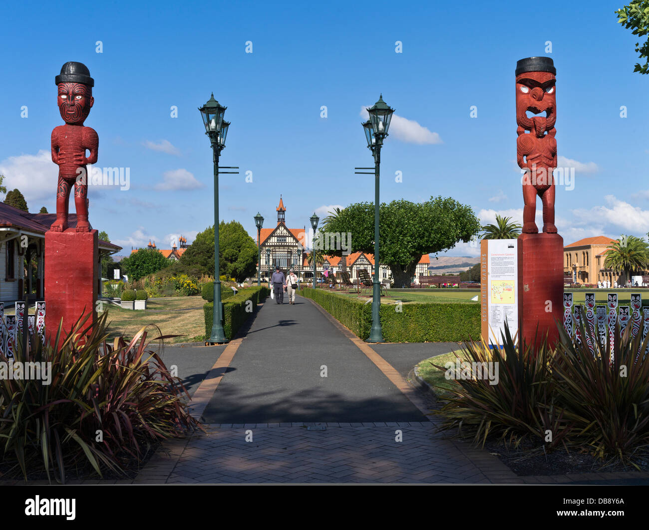 dh Regierungsgärten ROTORUA NEUSEELAND Touristen maori Schnitzereien Paepaekulana öffentlichen Park alten Bath House Museum Nordinsel Schnitzereien Stockfoto