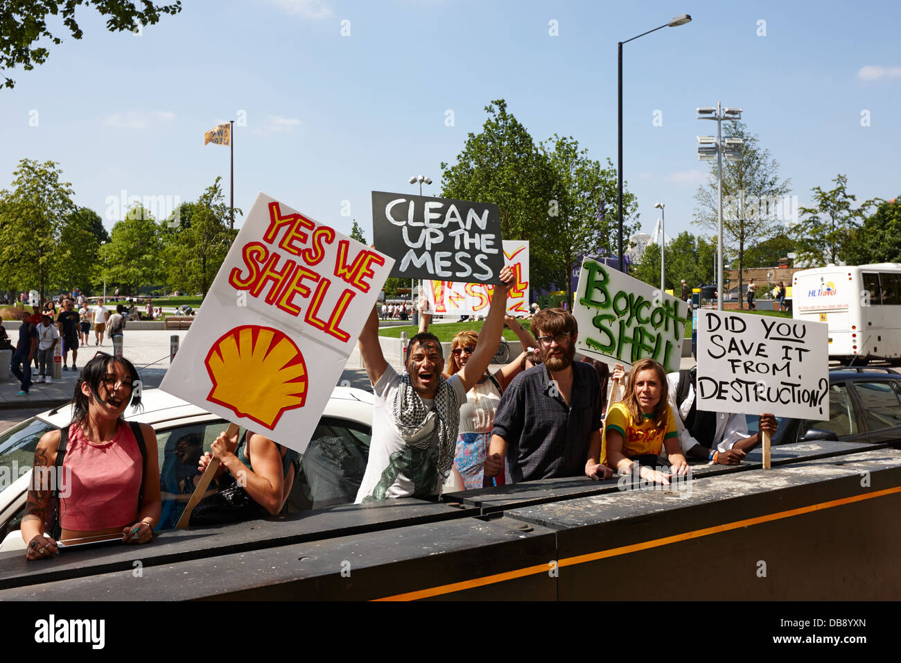 Öl-Demonstranten protestieren gegen Shell bei Shell Zentrum Southbank London England UK Stockfoto