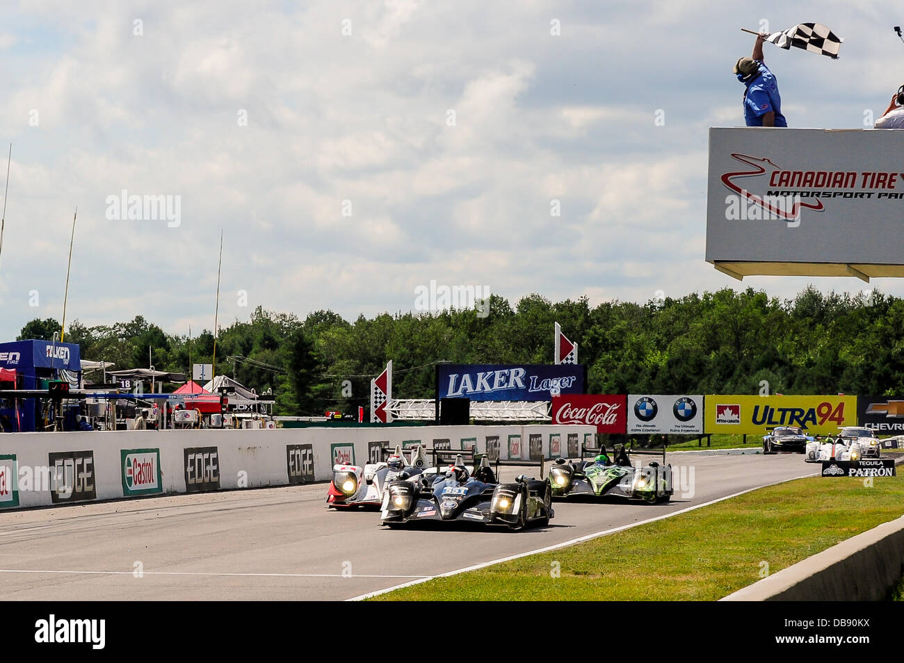 BOWMANVILLE, CAN., 21. Juli 2013 - die P2-Klasse gewinnen Nr. 551 angetrieben durch das Team von Scott Tucker und Marino Franchitti führt unter die Zielflagge vor dem P2 2.. Platz Nr. 1 Auto von Scott Sharp und Guy Cosmo während der American Le Mans Racing Veranstaltung beim Mobil 1 Sportwagen Grand Prix auf dem kanadischen Tire Motorsport Park (früher bekannt als Mosport Raceway) beenden Stockfoto