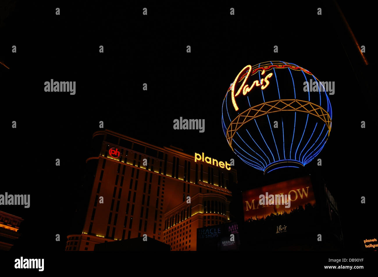 Blick auf Planet Hollywood Hotel blau orange Neon Montgolfier-Ballon steigende Nachthimmel, Paris Resort, The Strip, Las Vegas, Nevada Stockfoto