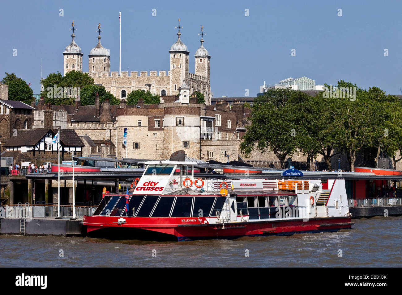 Thames River Cruiser und der Tower of London, London, England Stockfoto