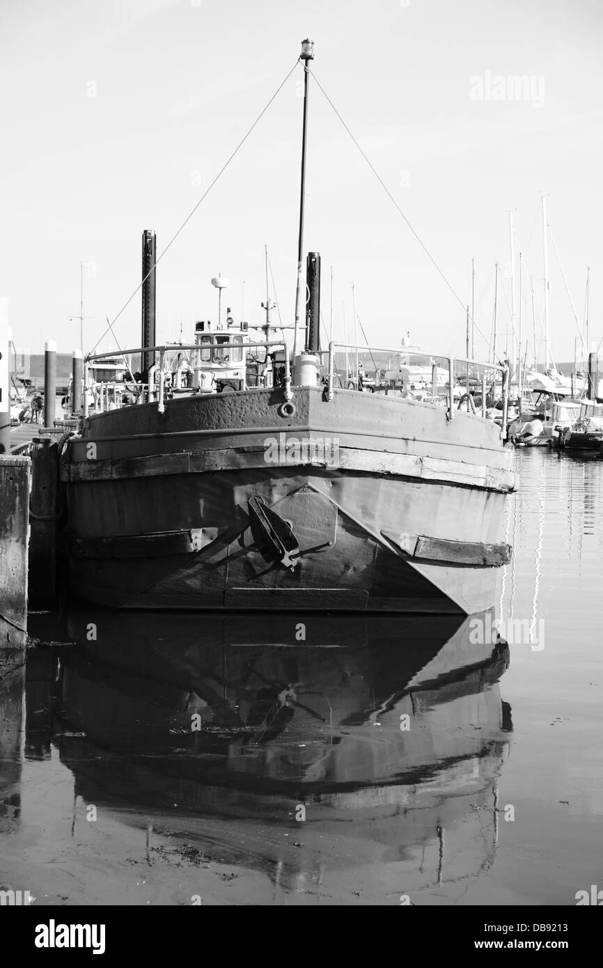 Schwarz / weiß-Hochformat-Bild auf einem Holzboot in einem dock Stockfoto