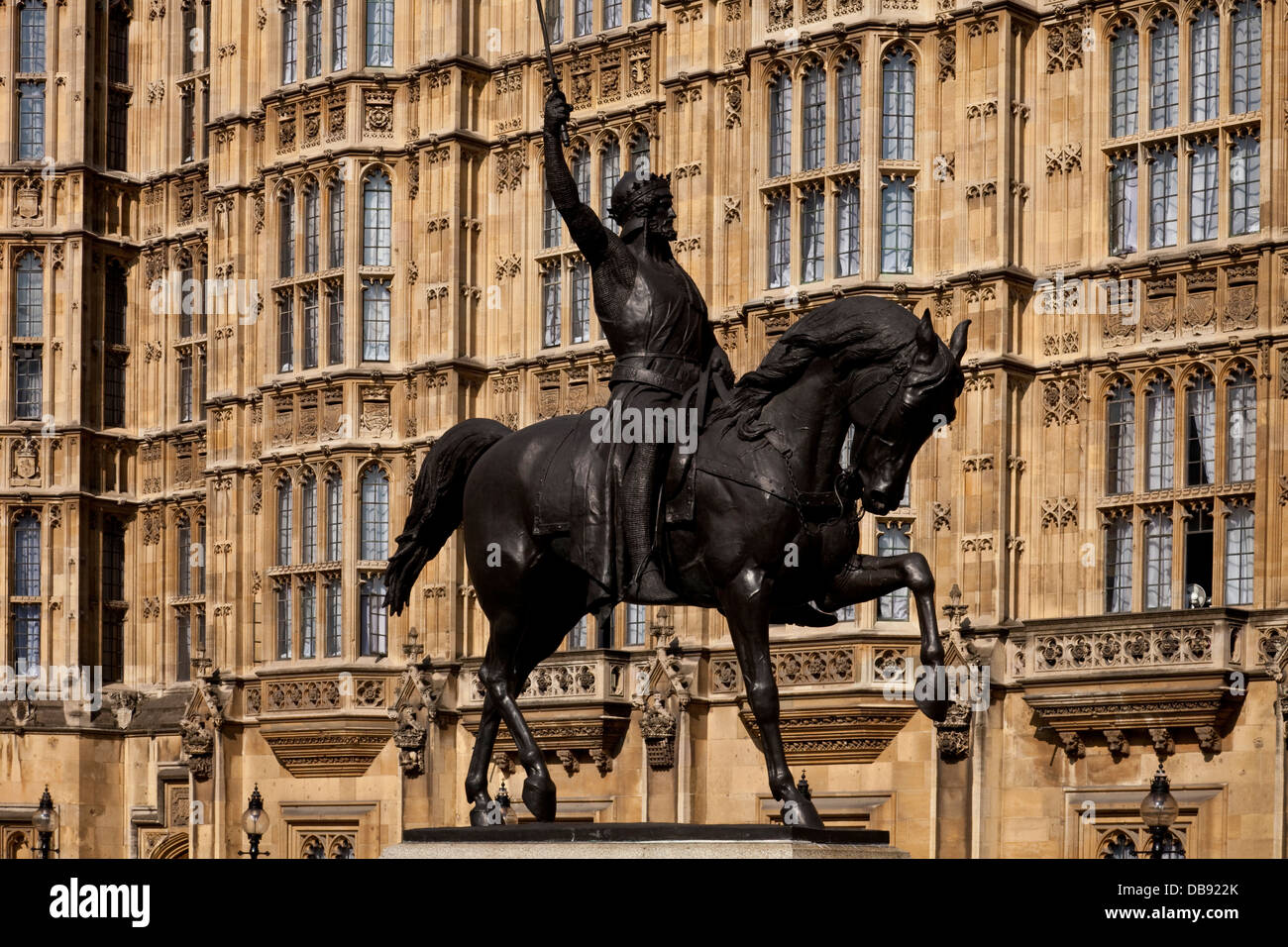 Die Statue von König Richard ich außerhalb der Häuser des Parlaments, London, England Stockfoto