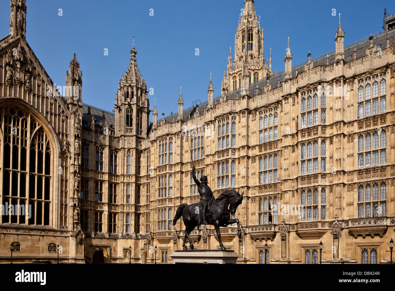 Die Statue von König Richard ich außerhalb der Häuser des Parlaments, London, England Stockfoto