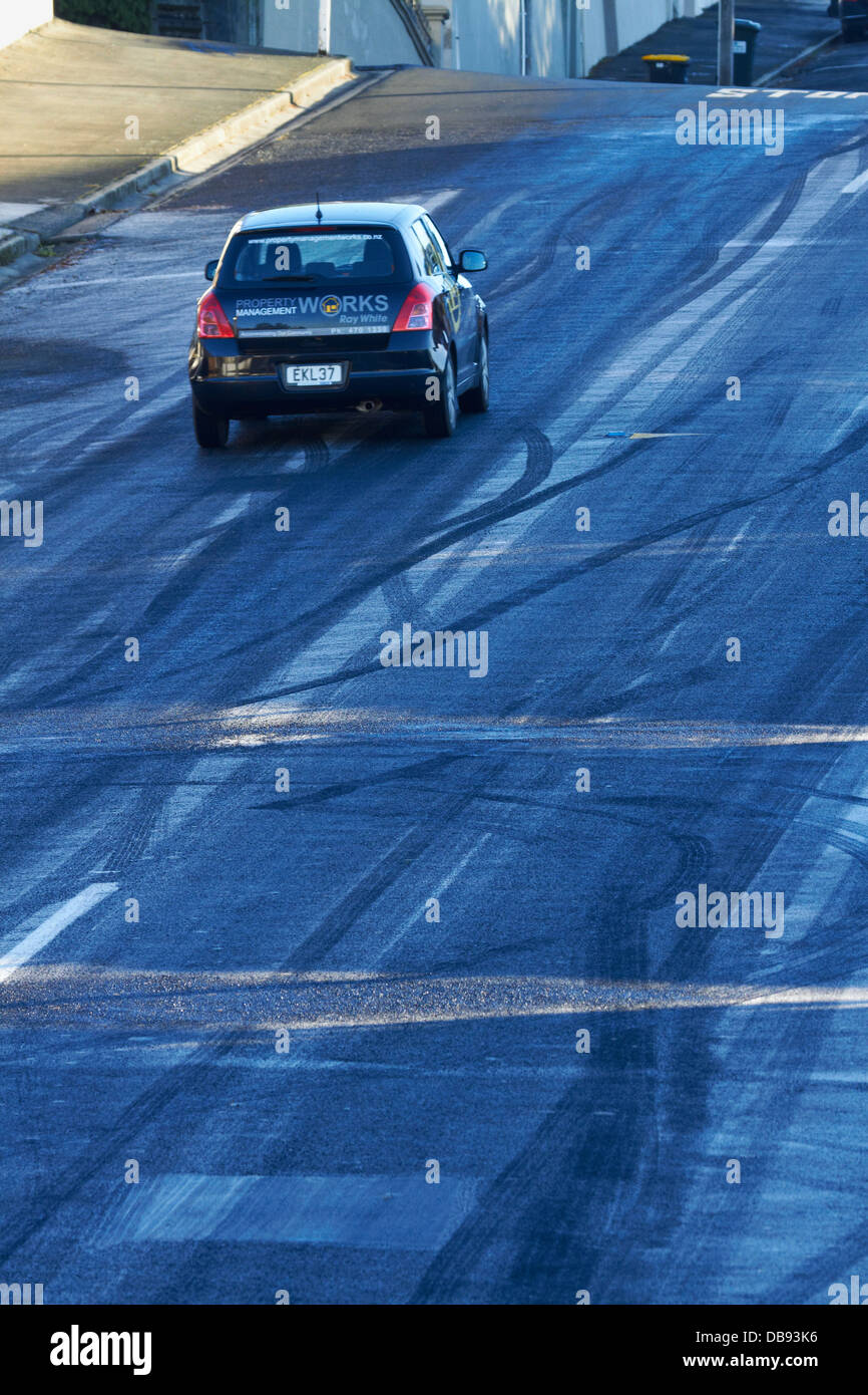 Auto auf steilen vereisten Straße, Dunedin, Südinsel, Neuseeland Stockfoto