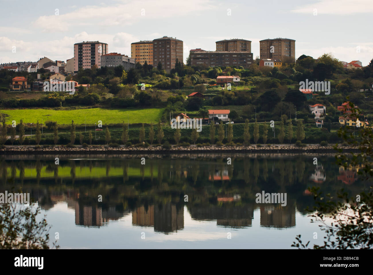 Reflexion von Gebäuden auf dem Meerwasser Stockfoto Reflexion von Gebäuden auf dem Meerwasser Stockfoto