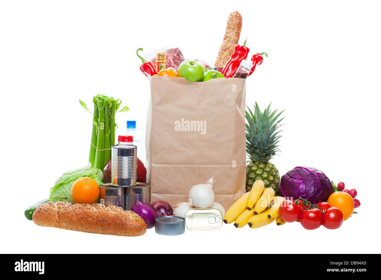 Eine Papiertüte voller Lebensmittel, umgeben von Obst, Gemüse, Brot, Getränke in Flaschen und Konserven. Studio isoliert. Stockfoto