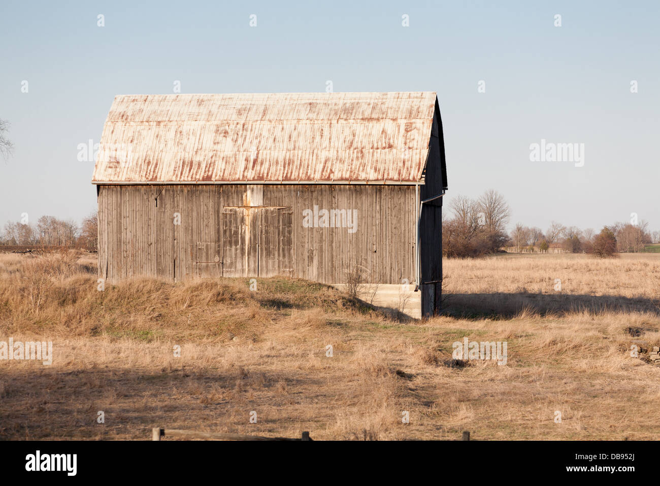 Eine Scheune in einem Bauern-Feld. Stockfoto