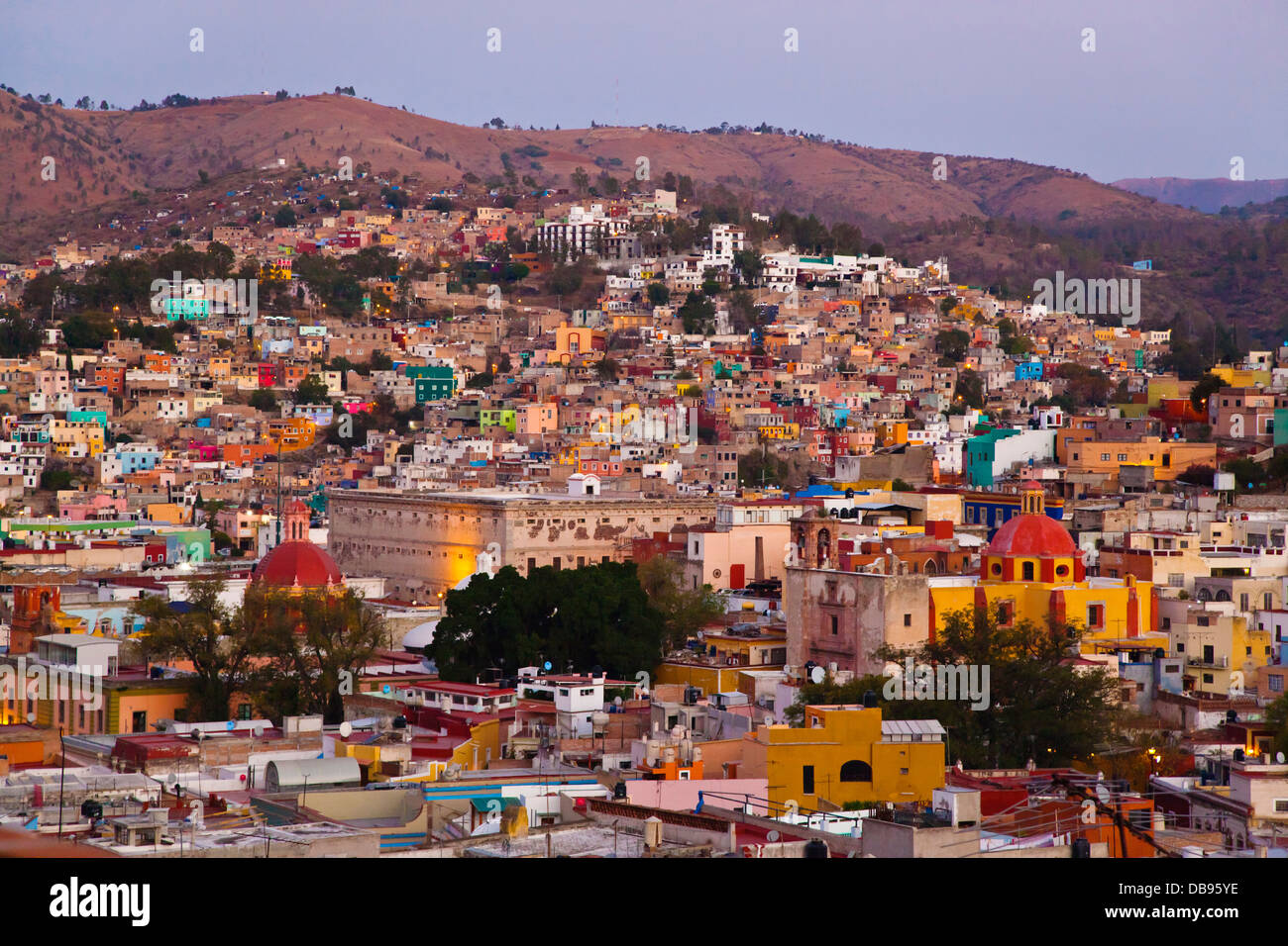 Bunte Häuser am Hang der kulturellen Stadt GUANAJUATO in Zentral-Mexiko Stockfoto