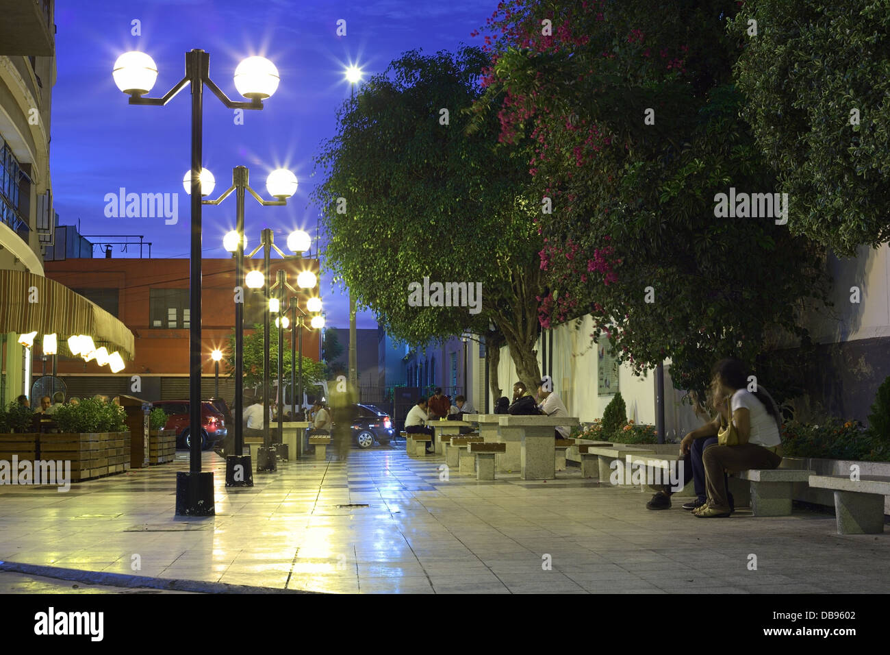 Kleines Quadrat, wo Leute Schach entlang der Avenida Diagonal in Miraflores, Lima, Peru spielen Stockfoto