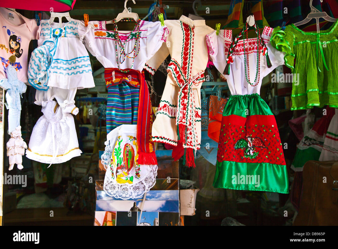 Ethnische gekleidet ase verkauft am HIDALGO Markt - GUANAJUATO, Mexiko Stockfoto
