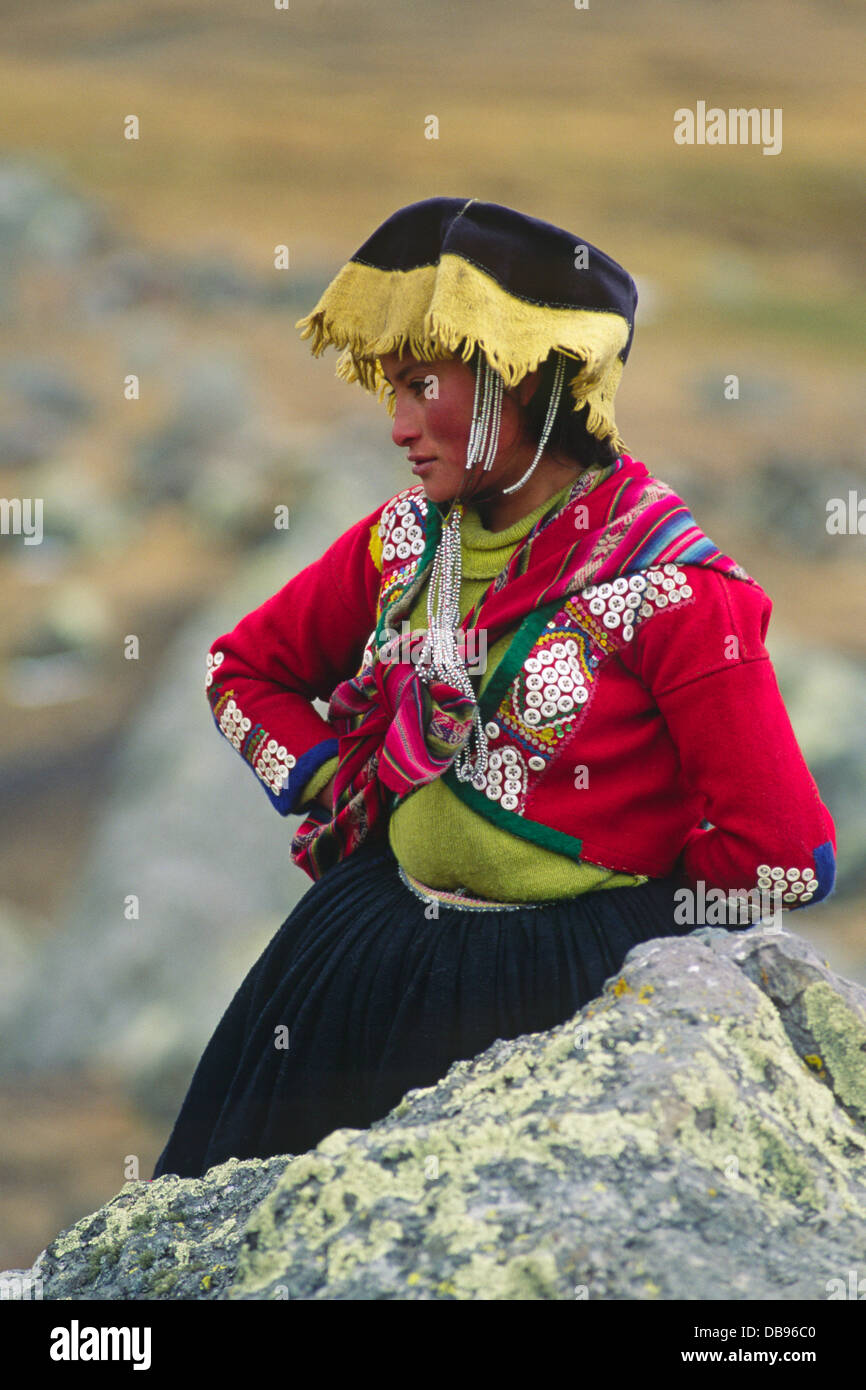 Young-Quechua Schönheit ruft der hohen Hochebene in der Nähe von Auzangate home - Anden, Peru Stockfoto