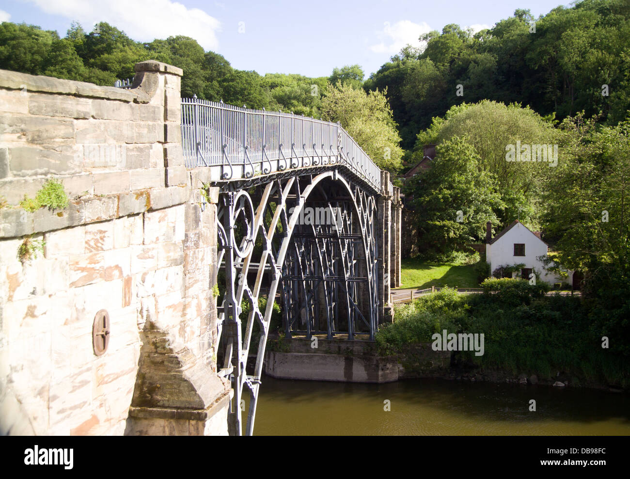 1781 The Iron Bridge über den Severn River Coalbrookdale ersten gusseisernen Brücke gebaut aus verschiedenen Winkeln Blick auf Brücke eröffnet Stockfoto