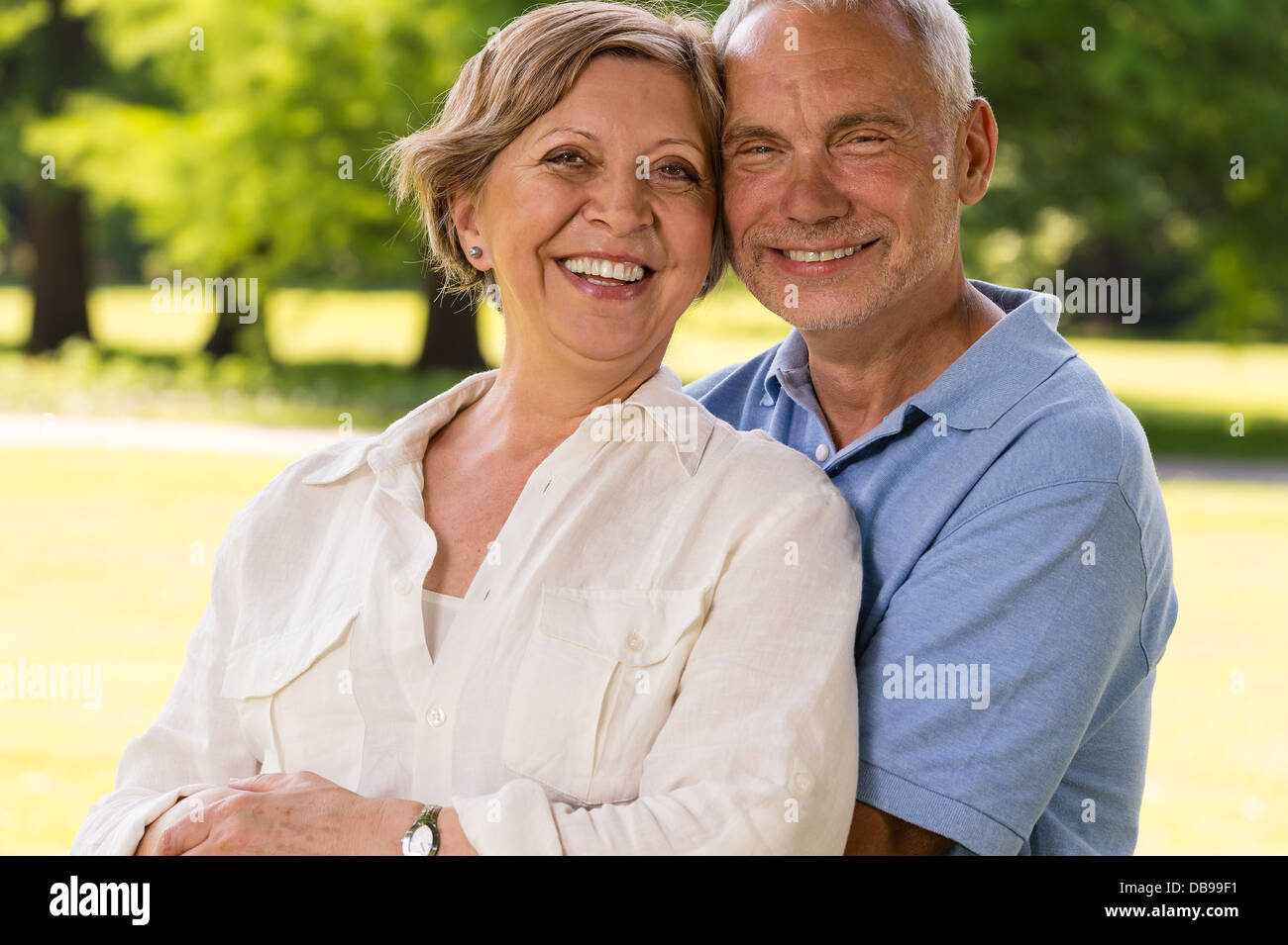 Senioren-paar lachend in die Kamera im freien Stockfoto