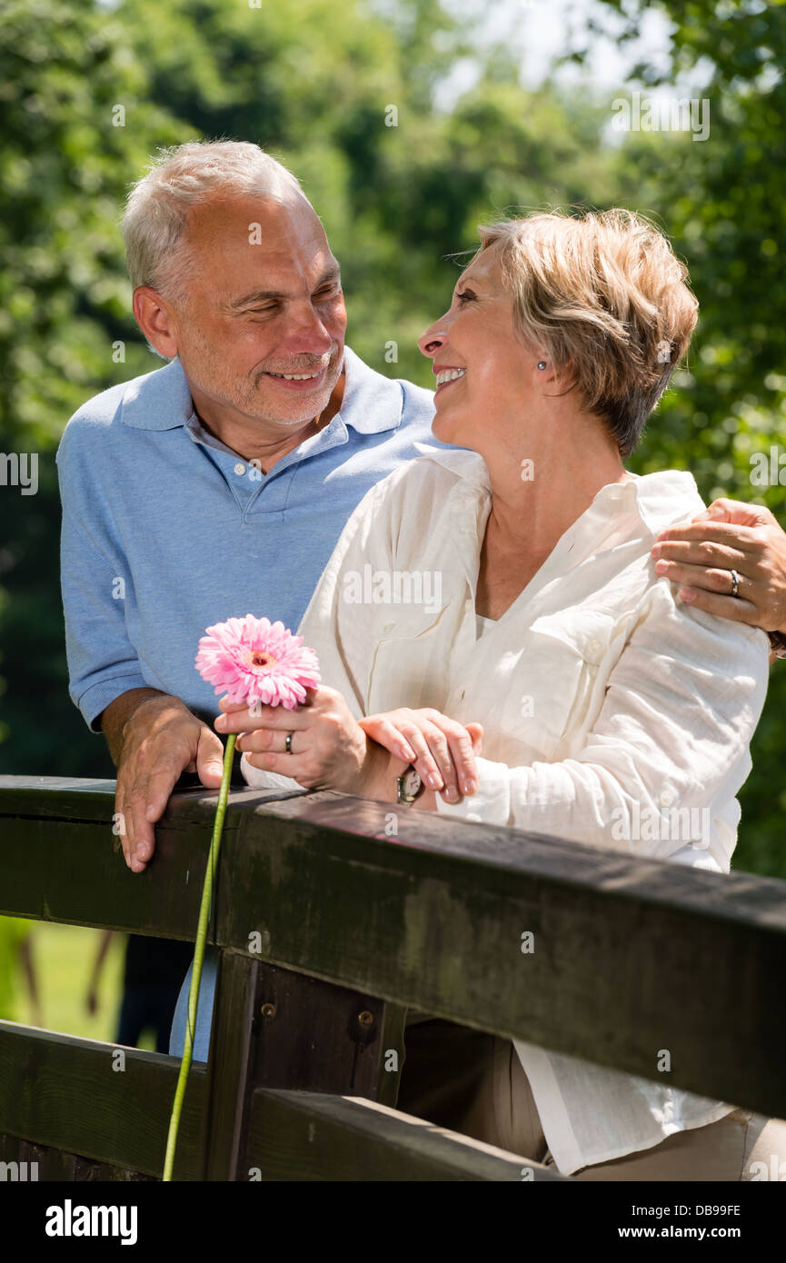 Romantische älteres paar lachen sich gegenseitig im freien Stockfoto