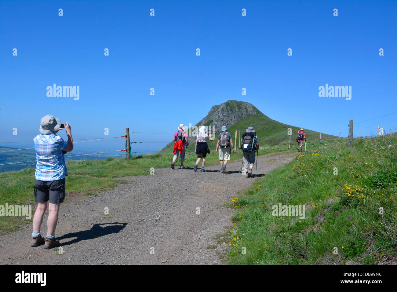 Wanderer zu Fuß in die Landschaft. Banne d'Ordanche. Auvergne. Frankreich. Stockfoto